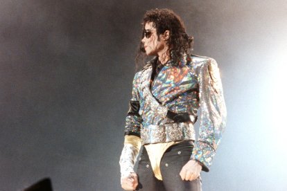 Fotografía de archivo del cantante estadounidense Michael Jackson durante su actuación en Barcelona en 1992. FE/Toni Garriga