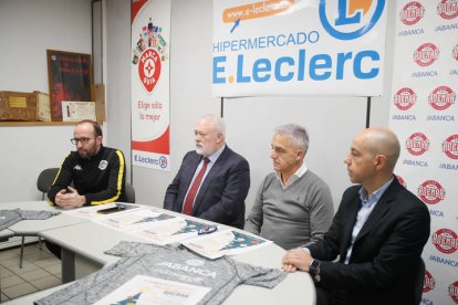 Presentación del Campus de Navidad del Ademar en E.Leclerc