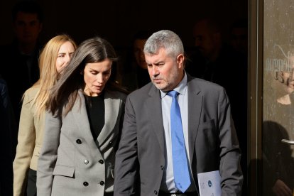 La reina Letizia junto al presidente de la Agencia EFE y vicepresidente de la Fundación del Español Urgente, Miguel Ángel Oliver, tras la clausura del XVII Seminario Internacional de Lengua y Periodismo, organizado por la FundéuRAE y la Fundación San Millán de la Cogolla, que bajo el título “El lenguaje de las guerras: cómo contar el conflicto”,  se celebra en San Millán de la Cogolla (La Rioja), este martes. EFE/ FERNANDO DIAZ
