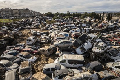 Miles de vehículos afectados por la dana del pasado 29 de octubre permanecen amontonados en decenas de campas en las localidades arrasadas por la inundación. En la imagen vista general de una campa de coches en Catarroja. EFE/Biel Aliño