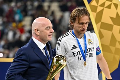 El Presidente de la UEFA Gianni Infantino (I) y el jugador del Real Madrid Luka Modric tras la final de la Copa Intercontinental que han jugado Real Madrid CF y CF Pachuca en Lusail, Catar. EFE/EPA/NOUSHAD THEKKAYIL