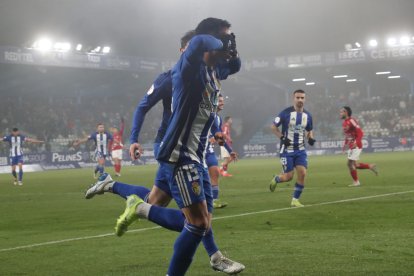 La SD Ponferradina anotó dos goles en apenas dos minutos para superar al Tarazona.
