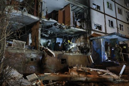 Equipos de rescate trabajan en un edificio alcanzado por un proyectil en Járkov este 20 de diciembre. EFE/EPA/SERGEY KOZLOV