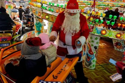 Varios niños disfrutan de unas atracciones navideñas.