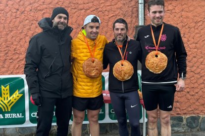 Podios masculino y femenino de la Carrera Popular 2,5 Millas celebrada en Cimanes del Tejar.