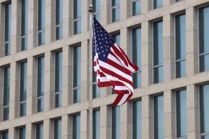Fotografía del 12 de diciembre de 2024 de una bandera de los Estados Unidos en la Embajada de los Estados Unidos en La Habana (Cuba)
