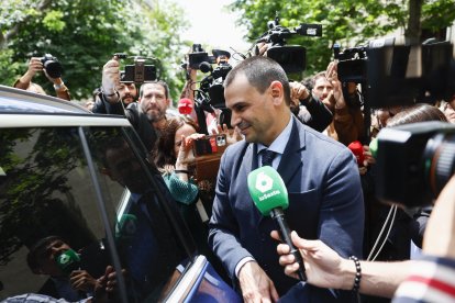 MADRID.- Imagen de archivo de Alberto González Amador, novio de la presidenta de Madrid, Isabel Díaz Ayuso, a su salida del Tribunal Superior de Justicia de Madrid, en mayo de 2024 . EFE/ Rodrigo Jiménez
