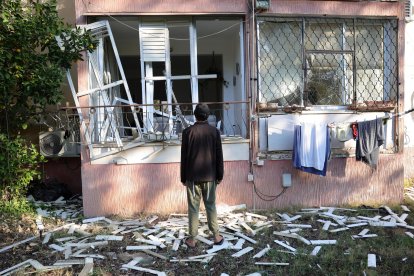 Una casa dañada por un ataque con misiles en Tel Aviv, el 21 de diciembre de 2024. EFE/EPA/ABIR SULTAN