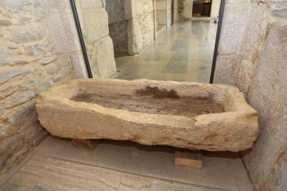 Sarcófago altomedieval y otras piezas arqueológicas halladas en Priaranza del Bierzo.
