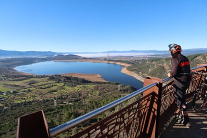 Vista del pantano de Bárcena desde el mirador de la Virgen de la Peña.