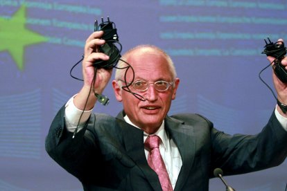 BR01 BRUSELAS (BÉLGICA) 29.06.09 El vicepresidente de la Comisión Europea y comisario europeo de Empresa e Industria, Günter Verheugen, muestra un cargador de teléfono móvil durante una rueda de prensa en Bruselas (Bélgica), el 29 de junio de 2009. La incompatibilidad de los cargadores supone un gasto innecesario, por lo que la Comisión ha pedido a la industria que asuma el compromiso voluntario para solucionar este problema. Los fabricantes han accedido a homogeneizar los tipos de cargadores para móviles en la Unión Europea. EFE/Olivier Hoslet