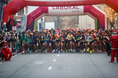 Momento de la salida de la carrera de élite de la San Silvestre de León.