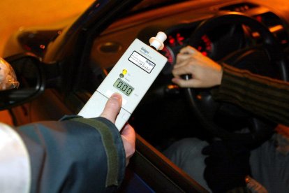 LA GUARCIA CIVIL REALIZA CONTROLES DE ALCOHOLEMIA