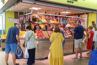 Imagen de archivo de una frutería en el mercado Central de Zaragoza. EFE/Javier Belver