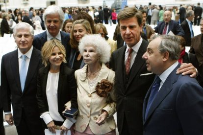 Fotografía de archivo de la duquesa de Alba con su hijos Carlos, Eugenia, Jacobo y su esposa Inka Martí (detrás), Cayetano y Alfonso en un acto en el Palacio de Cibeles.
