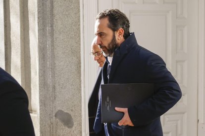 El empresario Víctor de Aldama (d) , el considerado comisionista de la trama de adjudicaciones públicas de mascarillas en plena pandemia, tras testificar ante el juez Leopoldo Puente en el Tribunal Supremo, el pasado 16 de diciembre. EFE/Mariscal