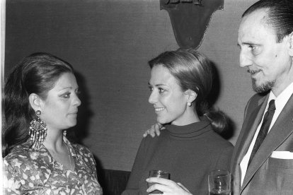 Imagen de archivo (3/6/1970) la bailaora La Chunga (i), conversa con el escritor Antonio Buero Vallejo y su esposa, la actriz Victoria Rodríguez (c), durante la inauguración de su tablao flamenco Café de Chinitas del que es propietaria junto a los  Hermanos Heras y Verdasco  EFE/ig/aa