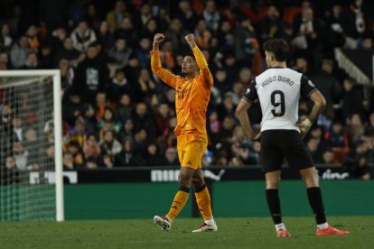 Jude Bellingham celebra el 1-2. EFE/Biel Alino