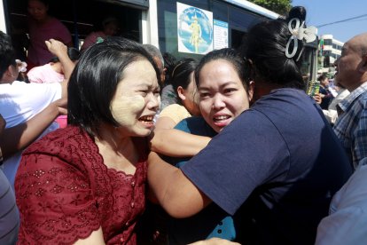 Yangon (Myanmar), 04/01/2025.- Una mujer se encuentra con sus amigos y familiares tras ser liberada de la cárcel de Insen. EFE/EPA/NYEIN CHAN NAING