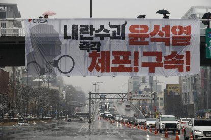 Miembros de la Confederación Coreana de Sindicatos (KCTU) cuelgan una pancarta en un paso elevado que dice 'Arrestar al líder de la rebelión Yoon Suk-yeol inmediatamente' en Seúl, el 5 de enero de 2025.EFE/EPA/JEON HEON-KYUN