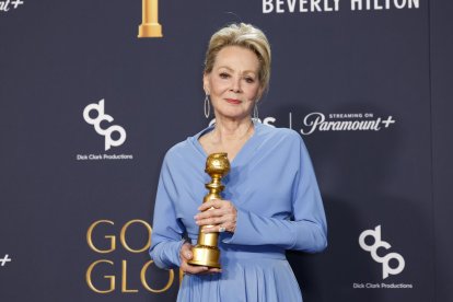 La actriz estadounidense Jean Smart posa en la sala de prensa con el premio a la mejor interpretación femenina en una serie de televisión, musical o comedia, por 'Hacks' durante la 82ª ceremonia anual de los Globos de Oro en el Beverly Hilton Hotel en Beverly Hills, California. EFE/EPA/CAROLINE BREHMAN