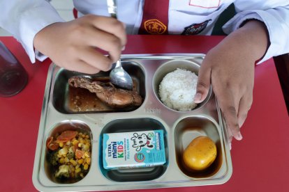 Un estudiante de escuela primaria consume este lunes una comida gratuita en la escuela primaria Lengkong 1 en Tangerang en el primer día del inicio del programa de comidas gratis en las escuelas en Indonesia. EFE/EPA/ADI WEDA