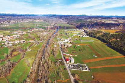 Vista del río Torío a su paso por Villaobispo, con la cordillera Cantábrica al fondo.