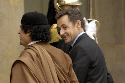 Imagen de Archivo del presidente francés, Nicolas Sarkozy (d), da la bienvenida al líder libio, Muamar Gadafi, a su llegada al palacio del Elíseo, en París, Francia, lunes 10 de diciembre de 2007. G
                       EFE/Horacio Villalobos