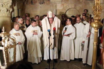 Responso y homenaje a los reyes de León ante el Panteón de la Colegiata de San Isidoro.