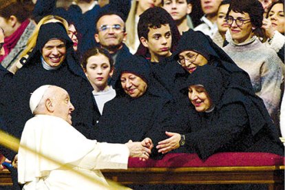 Mujeres saludan a Francisco tras la Epifanía.