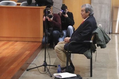 El exvicepresidente del Gobierno y expresidente del Principado de Asturias, Francisco Álvarez-Cascos, se ha sentado este martes en el banquillo de la sección tercera de la Audiencia Provincial de Oviedo para ser juzgado del delito continuado de apropiación indebida del que se le acusa por cargar gastos personales a Foro Asturias, el partido regionalista creado en torno a su figura en 2011 tras su salida del PP. EFE/ J.L.Cereijido