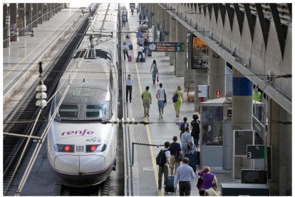 Imagen de archivo de un tren Ave de Renfe en Madrid. EFE/ Antonio Ruiz del Árbol.