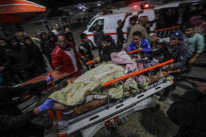 Una mujer herida tras el ataque israelí en Deir Al Balah. EFE/EPA/MOHAMMED SABER