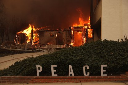 Una casa arde por el incendio forestal de Palisades en el barrio de Pacific Palisades de Los Angeles, California, Estados Unidos.