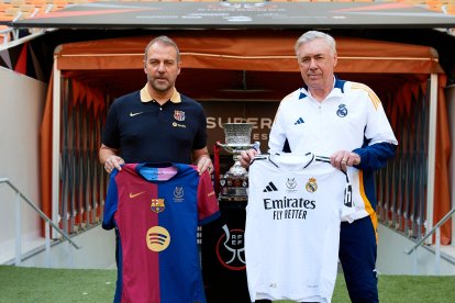 Los entrenadores del Real Madrid CF y el FC Barcelona, Carlo Ancelotti (d) y Hansi Flick (i), respectivamente, han posado este sábado junto al trofeo.
