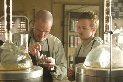 Bryan Cranston y Aaron Paul en una escena de la segunda temporada "Breaking bad"