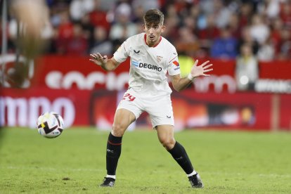 El defensa del Sevilla FC Kike Salas, durante un partido en 2022. EFE/José Manuel Vidal