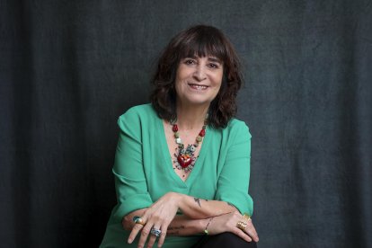 Rosa Montero se despide de su detective androide Bruna Husky con 'Animales difíciles', cuarto volumen de una saga a caballo entre el thriller, la ciencia ficción y la novela existencial y "la más crepuscular y oscura", en la que alerta del peligro de la inteligencia artificial (IA) y los totalitarismos. "La humanidad está en una frontera radical, crítica y peligrosa", ha señalado este martes en rueda de prensa. "Se está creando una superinteligencia inhumana y no consigo concebir cómo vamos a controlarla", aseguró tras citar a expertos como el Nobel de Física Geoffrey Hinton o el experto en IA Nick Bostrom. EFE/ Seix Barral / Isabel Wagemann *****SOLO USO EDITORIAL/SOLO DISPONIBLE PARA ILUSTRAR LA NOTICIA QUE ACOMPAÑA (CRÉDITO OBLIGATORIO) *****