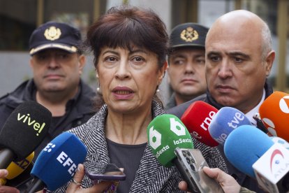 VALLADOLID, 02/01/2025.- La ministra de Igualdad, Ana Redondo (c) atiende a la prensa durante la concentración en repulsa por el último asesinato por violencia de género, este jueves en Valladolid. EFE/Nacho Gallego