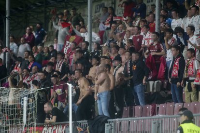 Aficionados de la Cultural que arroparon a su equipo en las gradas del estadio Anxo Carro la pasada temporada.
