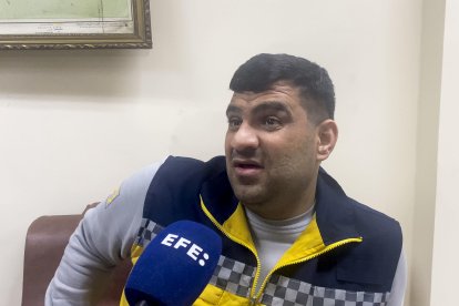 El responsable de Fosas Comunes en la organización Cascos Blancos, Ammar al Salmo, durante una entrevista con EFE en Damasco el 8 de enero de 2025. EFE/Noemí Jabois