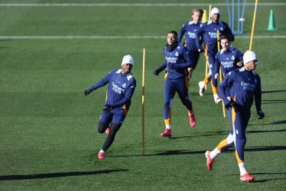 MADRID, 15/01/2025.- El delantero del Real Madrid Vinicius Jr. (i) durante el entrenamiento previo al partido de octavos de final de la Copa del Rey frente al Celta de Vigo, este miércoles en la Ciudad Deportiva de Valdebebas. El Real Madrid se enfrentará mañana ante el Celta de Vigo en el estadio Santiago Bernabéu de Madrid. EFE/Sergio Pérez