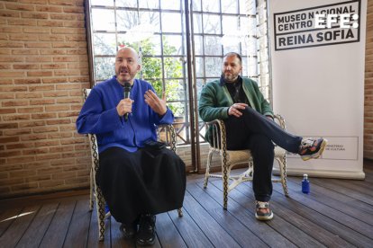 El director del Museo Reina Sofía, Manuel Segade (i), y el fotógrafo y artista Miguel Ángel Tornero presentan 'Gran friso', una gran lona que cubrirá durante un año el Palacio de Cristal en el Parque de El Retiro durante las obras de adecuación. EFE/ Chema Moya