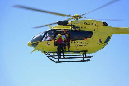 Un helicóptero del servicio de emergencias.