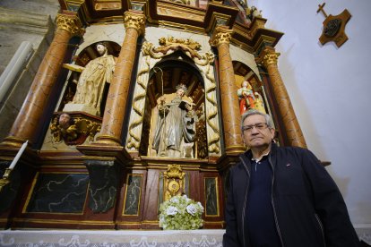 El historiador bembibrense, Manuel Olano, junto al retablo del santuario del Ecce-Homo de Bembibre (León), que custodia las imágenes del siglo XVI de San Antonio (C), y San Francisco (I), y de Santa Bárbara del siglo XIX