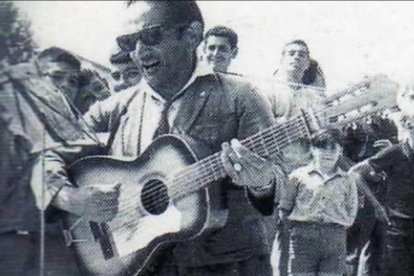 Dominguín, uno de los músicos callejeros más queridos de Ponferrada.