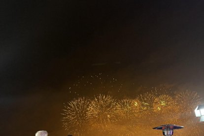 Fotografía tomada de una publicación en la cuenta oficial de la red social X de Margo Martin, que fue subdirectora de Comunicaciones durante la campaña electoral, donde aparece el presidente electo de Estados Unidos, Donald Trump, y la futura primera dama, Melania Trump, celebrando el regreso al poder con un espectáculo de fuegos artificiales en Virginia, a las afueras de Washington (Estados Unidos). EFE/ Cuenta De X De Margo Martin