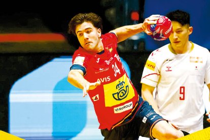 España superó con contundecia a la selección de Japón con un Carlos Álvarez sobresaliente.