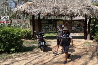 Koh Yao Yai (Tailandia) Fotografía de archivo que muestra a un policía tailandés saliendo (el 4 de enero de 2025) del centro 'Koh Yao Elephant Care', donde fue atacada la española Blanca Ojanguren. Brian Bujalance/EFE