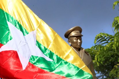 Fotografía de archivo de la bandera de Birmania (Myanmar). 
                      EPA/HEIN HTET